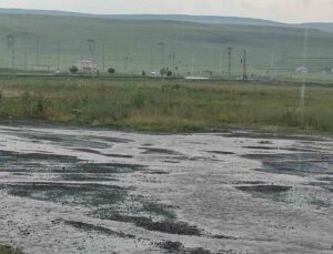 Ardahan’da sağanak su birikintileri oluşturdu, sürücüler ve yayalar zorlandı