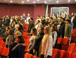 Arel Üniversitesi kongresinde Haluk Şahin yapay zekayı Sihirbazın Yamağı’na benzetti