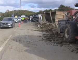 Arnavutköy’de devrilen hafriyat kamyonunda şoför yaralandı, 2 otomobil zarar gördü