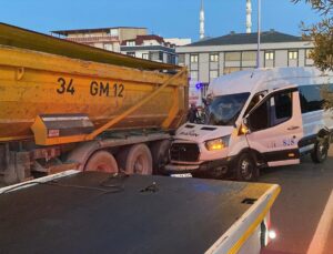 Arnavutköy’de işçi servisi park halindeki hafriyat kamyonuna çarptı, 9 kişi yaralandı