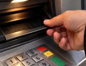 ATM’nin açığını keşfetti, 4 ayda milyoner oldu