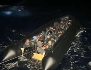 Aydın Didim’de lastik bottaki 4’ü çocuk 34 kaçak göçmeni Sahil Güvenlik yakaladı