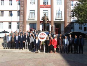 Aydın Efeler’de 19 Ekim Muhtarlar Günü, Valilik önünde törenle kutlandı