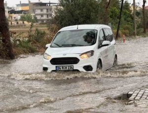 Aydın İncirliova’da sağanak bazı yolları su altında bıraktı, bazı evleri su bastı