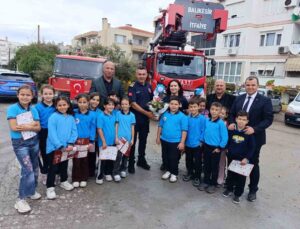 Bağyüzü İlkokulu öğrencileri Ayvalık’ta itfaiyecilerin haftasını kutladı