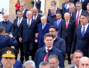 Bahçeli ve Dervişoğlu, Anıtkabir merdivenlerinden kol kola indi