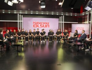 Bakan Tekin, Haberimiz Olsun projesinin pilot okulunda öğrenci sorularını yanıtladı