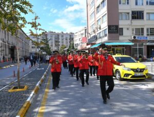 Balıkesir’de Dünya Yaşlılar Günü için düzenlenen yürüyüşe Vali Ustaoğlu da katıldı