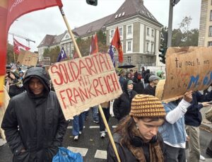 Berlin’de yaklaşık 300 öğrenci, Fransa’daki eğitim eylemlerine destek için yürüdü
