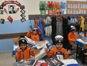 Beşiktaş Çarşı Vicdan üyeleri Afyonkarahisar Dinar’da öğrencilere hediye dağıttı