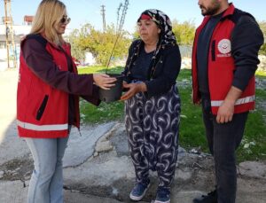 Besni’de yalnız yaşayan yaşlılar ‘Çınarlara Nefes Ol’ etkinliğinde fidan aldı