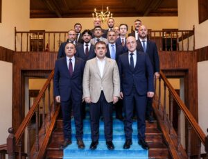 Bilecik Valisi Sözer, Bozüyük TSO heyetini kabul etti ve heyetle fotoğraf çektirdi