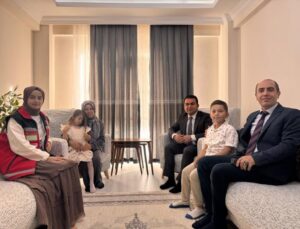 Bilecik’te işitme engelli Ali ve ailesi, İşitme Engelliler Haftası’nda ziyaret edildi