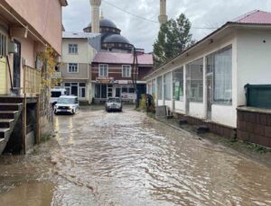 Bingöl Karlıova’da sağanak, sokakları göle çevirdi; esnaf iş yerine gidemedi