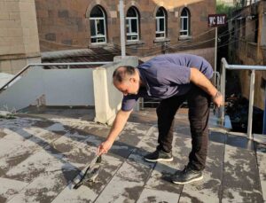 Bitlis Adilcevaz’da kasabın bakımını üstlendiği karga her gün dükkana geliyor