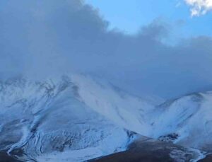 Bitlis Adilcevaz’da Süphan Dağı zirvesi mevsimin ilk karıyla beyaza büründü