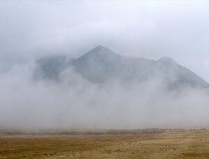 Bitlis’te sağanak sonrası Rahva’da oluşan sis, Tatvan-Güroymak yolunda görüşü düşürdü