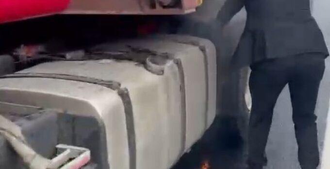 Bolu D-100’de TIR lastiği tutuştu, ilk müdahaleyi Yeni Parti ilçe başkanı yaptı