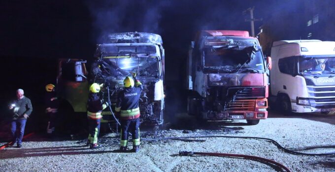 Bolu Dağkent’te park halindeki TIR’da çıkan yangın yandaki TIR’a sıçradı