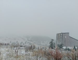 Bolu Kartalkaya’da kar etkili oldu, sıcaklık sıfırın altında 1 derece ölçüldü