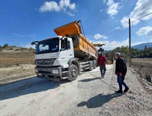 Bolu Mudurnu’da Pelitözü köyü yolunda sıcak asfalt öncesi PMT serimi başladı