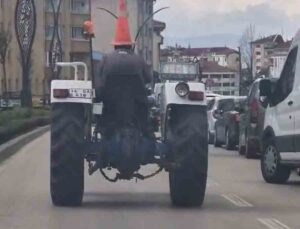 Bolu’da başına duba geçiren traktör sürücüsü, caddede ilginç görüntülere neden oldu