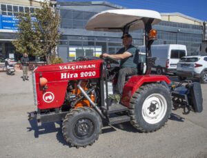 Bolu’da tornacı Yalçın, hurda parçalardan yaptığı traktöre ‘Hira 2020’ adını verdi