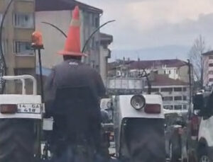 Bolu’da traktör sürücüsü kafasına trafik dubası takarak ilerledi