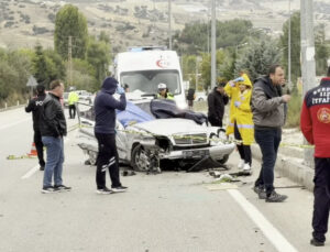 Burdur’da düğüne giden ailenin otomobili direğe çarptı: 1 ölü, 4 yaralı