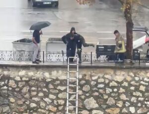 Bursa Gemlik’te sağanakta dereye düşen yavru kediyi itfaiye kurtardı