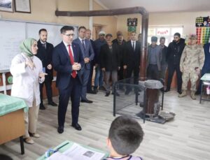 Çıldır Kaymakamı Sakızcı, Akçakale İlkokulunu ziyaret ederek öğrencilerle sohbet etti