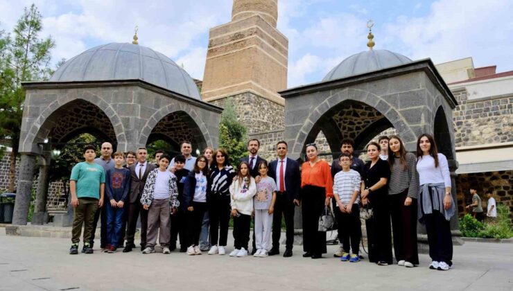 Cizre’de İstanbullu öğrencilere dengbej geleneği ve tarihi mekanlar tanıtıldı