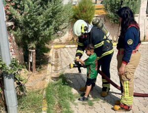 Cizre’de itfaiye ekipleri Nergis Anaokulu öğrencilerine yangın güvenliğini anlattı