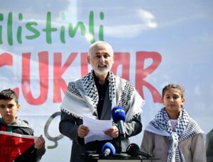 Çocuklar, Filistinli akranları için Sultanahmet’te resim çizdi