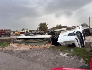 Çorum İskilip’te hafriyat tırı su kanalına devrildi, sürücü yaralandı