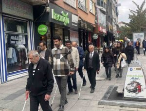 Çorum’da beyaz baston farkındalığı için Kadeş Meydanı’ndan Saat Kulesi’ne yürüdüler