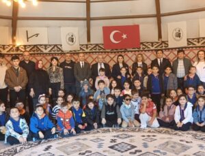 Çorum’da düzenlenen Masal Şenliği’nde çocuklara masal okundu, türküler söylendi