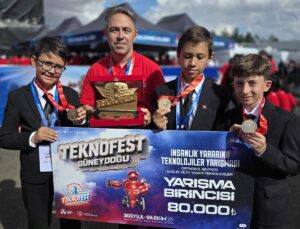 Çorumlu öğrenciler TEKNOFEST’teki Türkiye birinciliği ödülünü Cumhurbaşkanı Erdoğan’ın elinden aldı