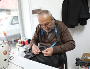 Çubuk’ta 74 yaşındaki terzi, 61 yıldır süren mesleğinde artık tamirat yapıyor