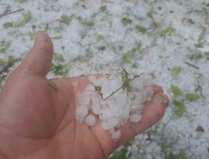 Diyarbakır Silvan’da dolu hayatı olumsuz etkiledi, vatandaşlar saçaklara sığındı