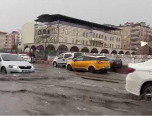 Diyarbakır’da akşam sağanağı hayatı olumsuz etkiledi, belediye onarım başlattı