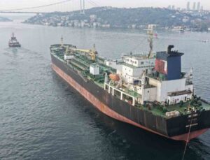 Dron saldırısında hasar gören AK ANA tankeri Boğaz’dan geçti, gemi trafiği kapandı