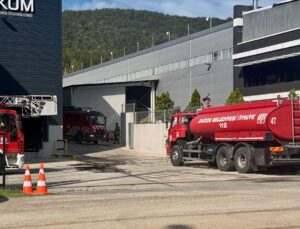 Düzce Gümüşova OSB’de plastik fabrikasının bacasında çıkan yangın hasara yol açtı