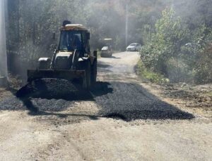 Düzce İl Özel İdaresi, Akçakoca’da Uğurlu-Hasançavuş yolunda asfalt yama yapıyor