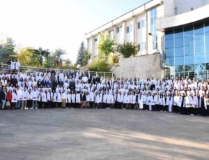 Düzce Üniversitesi’nde son sınıf öğretmen adayları önlüklerini ilk kez giydi