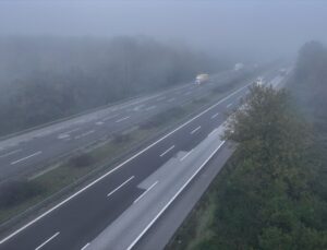 Düzce’de sis görüş mesafesini düşürdü, otoyol jandarması sürücüleri uyardı