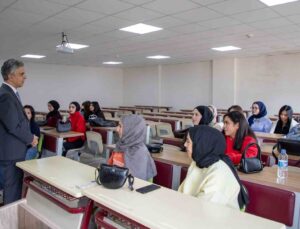 EBYÜ Rektörü Kuyrukluyıldız, Refahiye’de öğrenci ve yüksekokul personeliyle buluştu