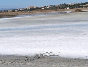 Edirne Enez’de Tatlısu Gölü sıcak hava etkisiyle kurudu, tabanında tuz oluştu