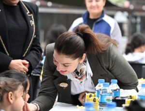 Edirne Valisi Yunus Sezer, eşiyle koruma altındaki çocuklara kahvaltıda eşlik etti
