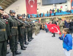 Edirne’de 29 Ekim’in 103. yılında bayraklı çocuk marşlara eşlik etti